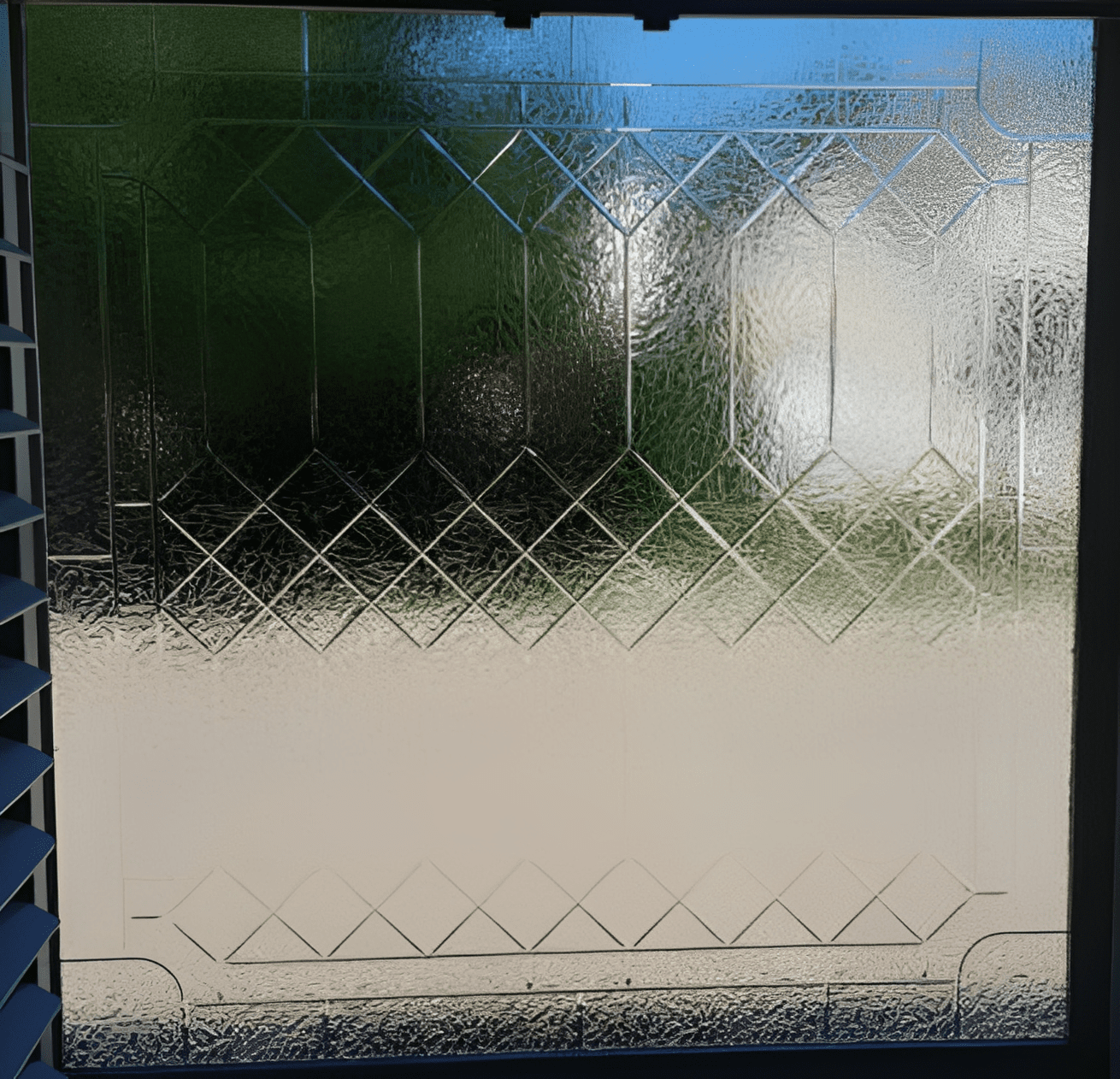Decorative privacy glass with diamond design
